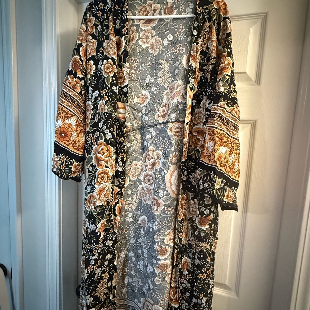 Cupshe Black Floral Kimono Cardigan with Tan and Cream Roses